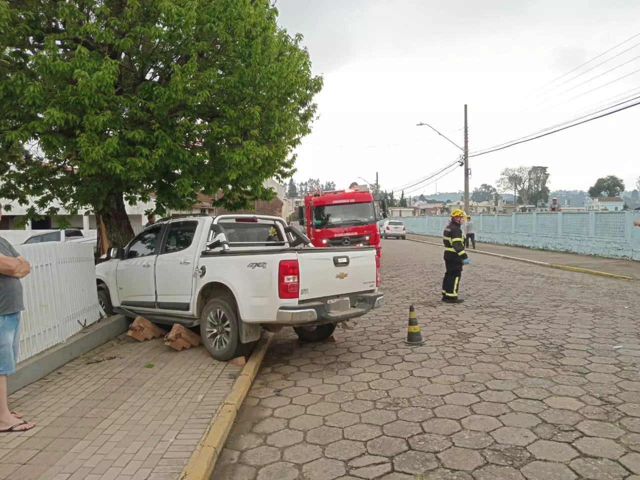 Caminhonete colide com cerca de residência e condutor fica ferido